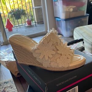 Vince Camuto X Laura Beverlin VC Daisy Cream Wedges Size 8M